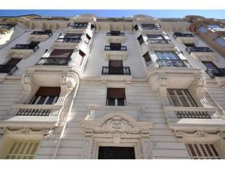 Bright three bed apartment in Musiciens