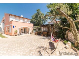 EKSKLUZIVNO! APARTMANSKA VILA U BLIZINI MORA