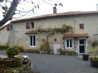 Spacious Renovated Farmhouse With Barn..