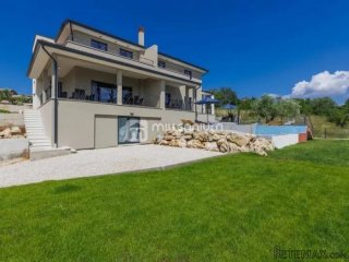 Istra, Brtonigla, samostojeća vila s dva stana i bazenom