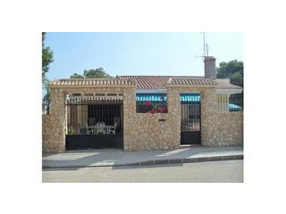 DETACHED VILLA - ONLY 300 METRES TO THE..