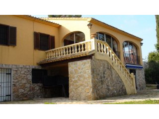 Detached villa walking distance to the..
