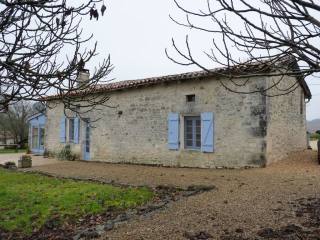 2 bedroom renovated farmhouse near..