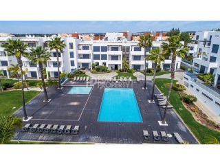 Fabulous 2 Bed Apartment, Closed Condo..