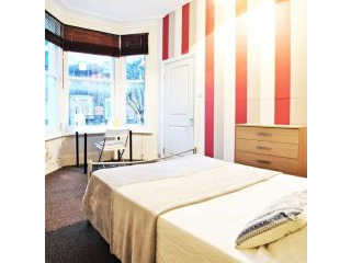Single with double bed near Queens Park..