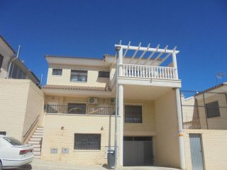 Spacious 3 Bedroom Modern Apartment In..