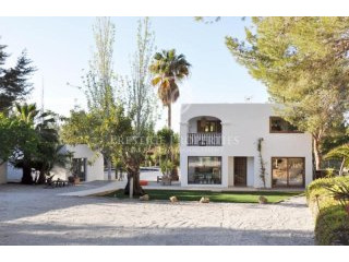 A beautiful 6 bedroom villa near the..