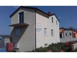 Novigrad, trosobni stan 3 km od centra