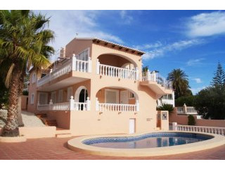 Large Luxury Villa 15 minutes walk into..
