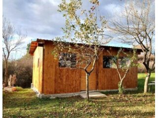Poljoprivredno zemljište sa kamp kućicom