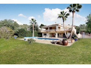 Luxury 5 bedroom villa close to the sea
