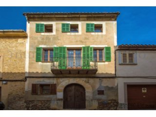 Large townhouse in the heart of Campanet built in the late..
