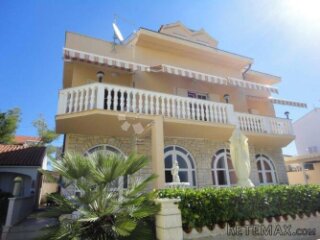 Apartmanska kuća u Srimi na samoj plaži