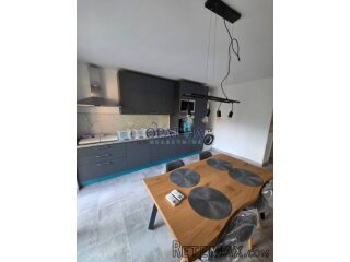 Elegantno renoviran stan na prvom katu i idealnoj lokaciji/..