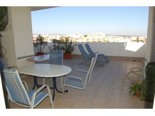 SPACIOUS TOP FLOOR 3 BEDROOM APARTMENT..
