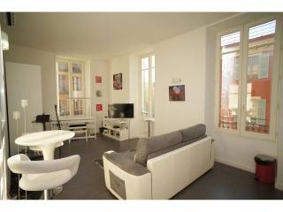 Sun bathed corner apartment in Place..