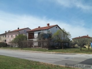 Umag, samostojeća kuća 500 m od mora