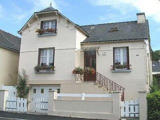 Pretty 2 bed town house with garage..