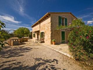Bright country house with sea views in..