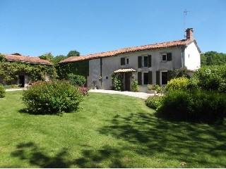Stunning 5 Bedroom House, Private Lake