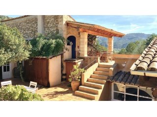 This charming finca has an adjoining building and is l..
