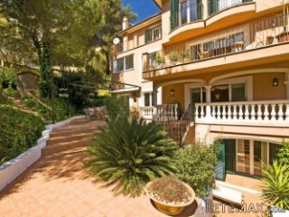 The property offers a 180m2 spread across 2 floors with a..
