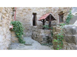 /107 Nice masia located in Besalu.