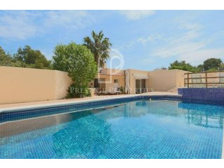 Lovely property with sea and mountain..