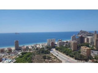 Se vende piso , playa poniente, bonito con vistas al mar..