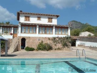Villa with extraordinary views in a rustic area on the..