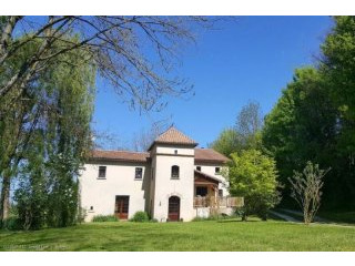 Beautifully Renovated Mill Set In..