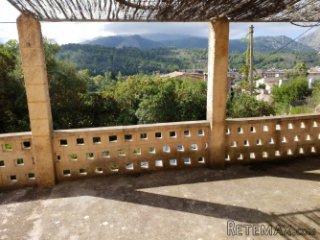 Lovely finca in need of renovation for sale very near to..