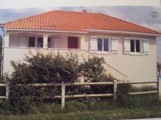 Detached Bungalow-Style Property Close..