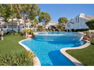 Beautiful garden apartment next to the..