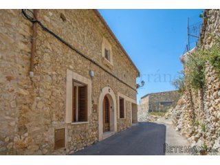 Excellent townhouse in a really lovely street in the heart..
