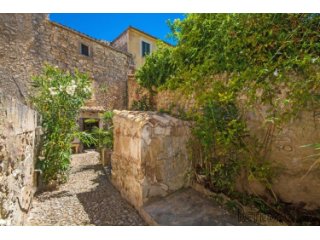 Gorgeous little town house to reform in Campanet with a..