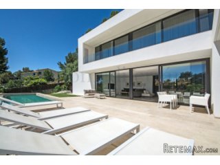 New villa set on a 1000 m2 plot surrounded by beautiful..