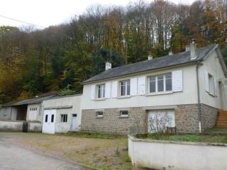 3 Bed House with Outbuildings