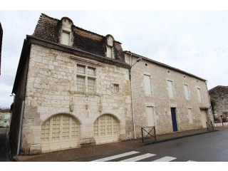 Propriete De Bourg Proche Commerces..