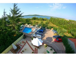 Ista, Medulin, apartmanska kuća sa bazenom 150m od mora