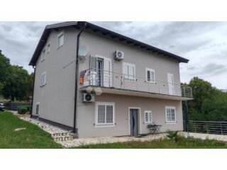 KUĆA SA TRI ZASEBNA STANA