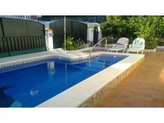 Town House - Presented in excellent..