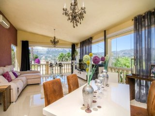 4 Bedrooms - Villa - Alicante - For Sale