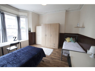Twin with 2 single bed near Turnpike..