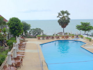 Beachfront estate, 3 bedrooms, within a..