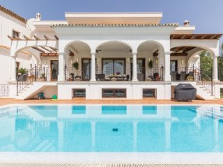7 Bedroom Villa For Sale Situated In El..