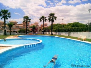 Estupendo dúplex adosado con vistas al mar, piscina..