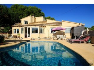This well presented villa is situated in a quiet location..
