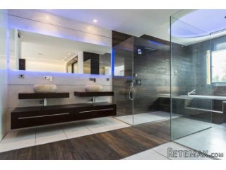 PUERTO BANUS FRONTLINE BEACH: This stunning frontline..