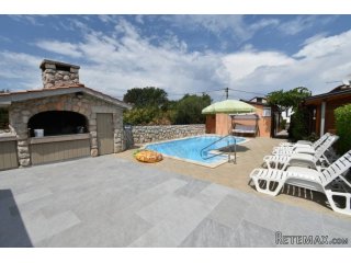 Apartmanska kuća s bazenom, okolica Malinske!